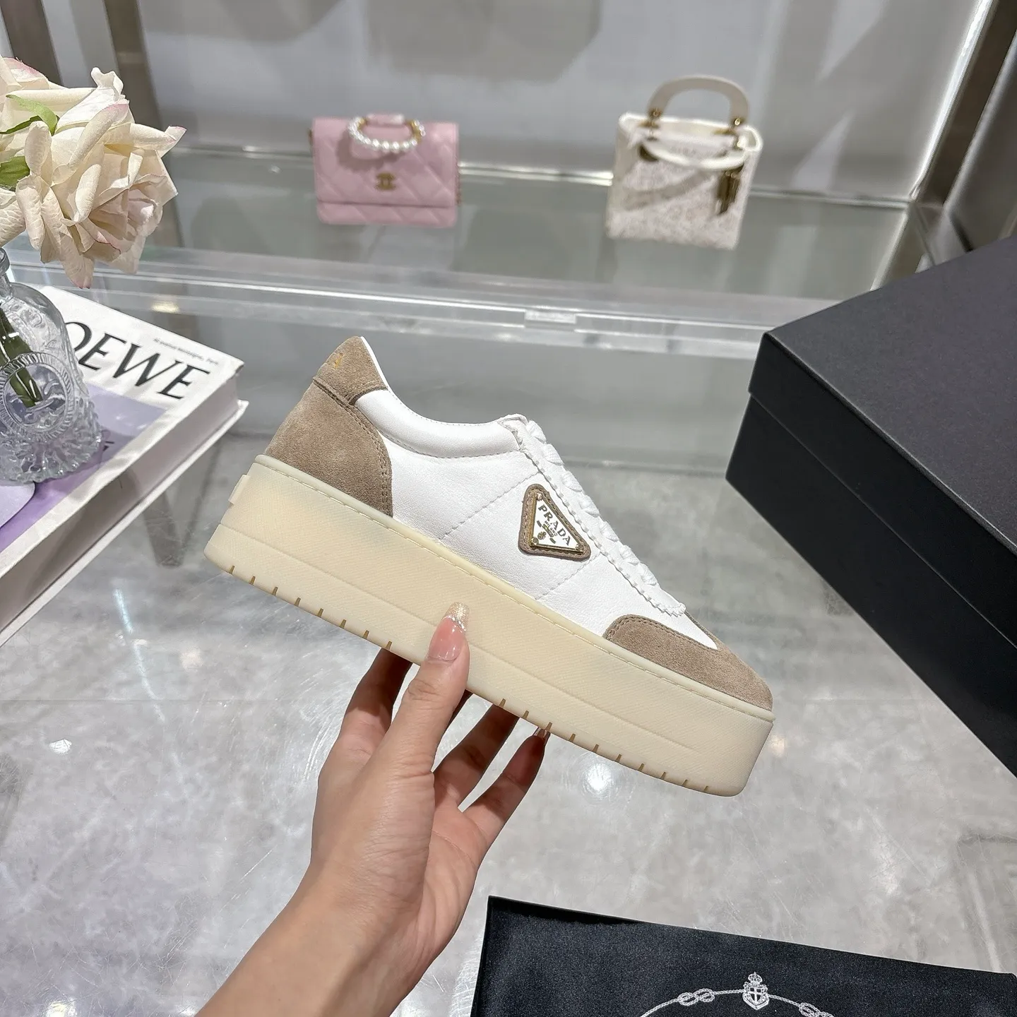 👟👟Ex-factory price 540👟👟 Prada 25 new thick-soled casual sneakers. This sneaker continues the timeless silhouette and is a new classic item. Crafted from leather to enhance style. The style is light, with a triangle buckle logo and a 5CM thick sole. It is suitable for all seasons and can be matched with all kinds of casual styles. In an era where various styles are full of attention, the most long-term companion and the one that captures people's hearts bit by bit is undoubtedly the white shoe. Fabric: Cowhide Lining: Sheepskin Outsole: Original TPU two-color outsole Sole thickness: 5CM Size female 35-40